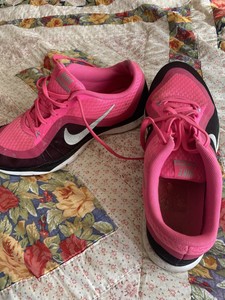 nike pink trainers