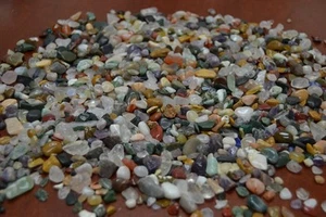 500 PCS BULK SMALL ASSORT COLOR MIX TUMBLED GEMSTONE ROCK CHIPS - Picture 1 of 1
