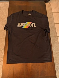 Nike T-Shirt Herren Baumwolle Just Do It Art Pride Rainbow schwarz Gr. XL FQ8002-010 - Bild 1 von 4