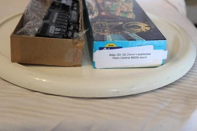 HO Scale Atlas, SD-35 Diesel Locomotive, Penn Central Black, #6039 - Image 1 of 4