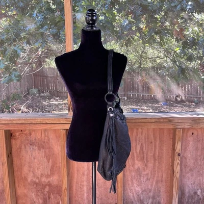 Bolso de hombro grande de cuero negro con borlas Lucky Brand para mujer  Foto 1 de 4