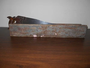 FRÜHE ANTIKE PRIMITIVE HANDSÄGE IN ALTEM BEMALTEN HAUSGEMACHTEN HOLZHALTER - Bild 1 von 7