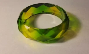 VINTAGE LUCITE TRANSPARENT YELLOW / GREEN JELLO FACETED CHUNKY BANGLE BRACELET - Picture 1 of 8