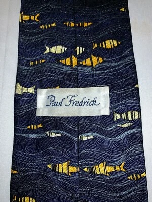 Corbata de seda con estampado de peces Paul Fredrick. Diseño azul marino, gris, dorado y caqui. Foto 1 de 4