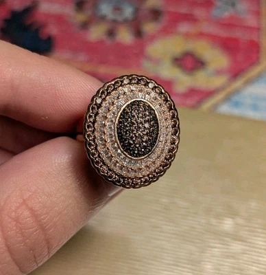 Anillo de oro rosa con piedras preciosas blancas y negras ovaladas ornamentadas Foto 1 de 2