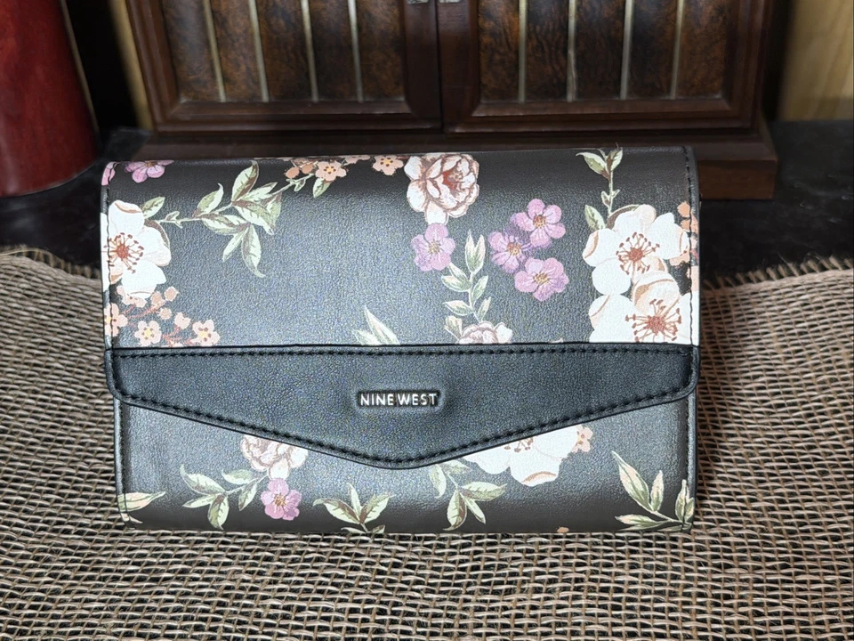 Organizador/embrague multifloral negro Nine West Foto 1 de 4