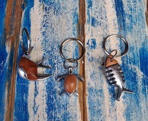 3 Portachiavi Tartaruga Pesce e Lisca In Alluminio e Legno Stile Marina - Foto 1 di 12