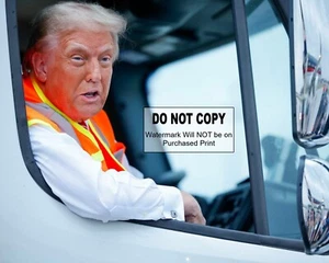 Donald Trump im Müllwagen - Müllwagen - Faust Up MAGA - 8x10 Foto (#1061) - Bild 1 von 4
