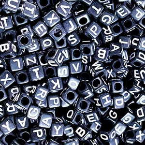 Cuentas alfabetos acrílicos letras simples y mixtas cubo negro de 6 mm 50/100 piezas - Imagen 1 de 32