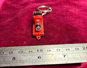Vintage ERTL James from Thomas the Tank Engine diecast keyring, 1990s - Picture 1 of 5