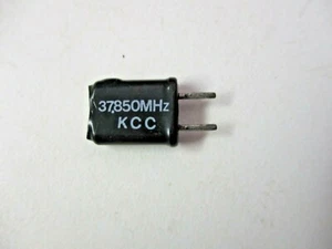 K.C.C. Radio Crystal 37.850 MHz 1mm / 0.04in X 6mm long X 5mm Spaced Leads Vtg - Zdjęcie 1 z 2
