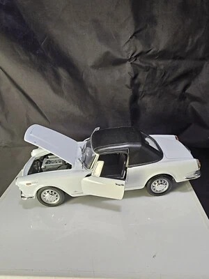 Alfa Romeo 2600 Spider 1960 techo blanco escala 1:24 diecast modelo Welly 24003 Foto 1 de 4