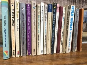 Bundle of 18 Vintage Romance Novels By Various Authors - Imagen 1 de 4