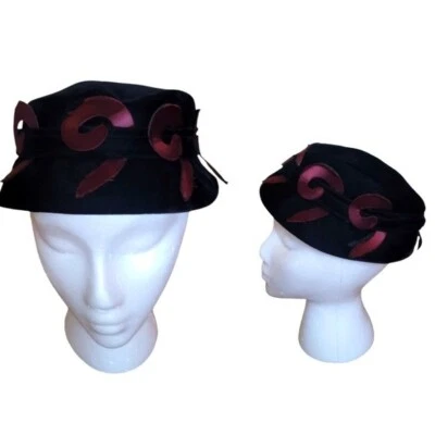 Sombrero Pastillero Años 30 Terciopelo Negro y Borgoña Satinado Foto 1 de 4