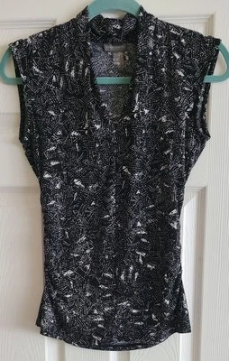 Blusa Vince Camuto preta e branca tamanho M gola V manga curta elástica ajustada - Imagem 1 de 4