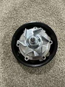 Brand NEW Engine Water Pump w/ Pulley for Chevrolet Corvette 14-19 V8 - Foto 1 di 4