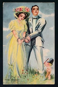 1915 Cómic Romance 'Atrapado', Pareja con Vestido Moderno en Cadenas artista firmado PPC - Imagen 1 de 2