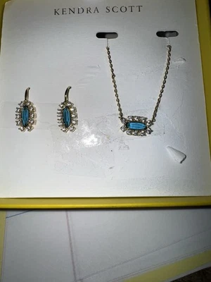 Conjunto de collar colgante y pendientes colgantes enmarcados Kendra Scott Emma dorado azul Londres Foto 1 de 4