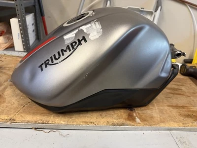 Triumph Street Triple 765RS 2018 tanque de gasolina abollado Foto 1 de 4