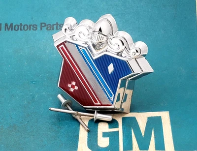 73 76 BUICK ELECTRA 225 TRUNK LOCK COVER EMBLEM SLIDER DECK LID ORNAMENT GM OEM Foto 1 de 4