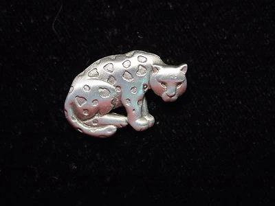 Prendedor de tachuela "JJ" Jonette Joyería Plata Peltre Leopardo Foto 1 de 3