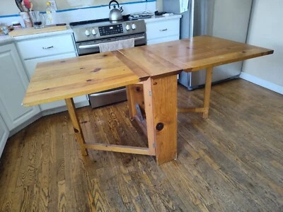 Antigua mesa sueca de pino con patas y hojas caídas Foto 1 de 4