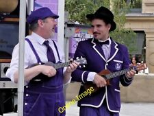 Photo 6x4 Deep Purple Manchester Two ukulele players advertising Cadbury& c2013