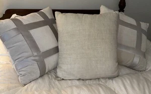 3 GreyLovely Macy's Designer neue Bettkissen, 18x18, Satin Zecke Tack Abschleppdesign - Bild 1 von 8