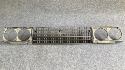 Cubierta del marco del faro de la parrilla delantera genuina Toyota Corona RT100 102 104 105 116 Foto 1 de 4