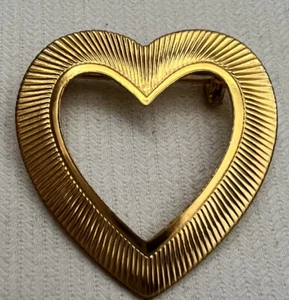 Vintage Gold Tone Ridged Textured Heart Brooch Pin 1 1/2” - Picture 1 of 3