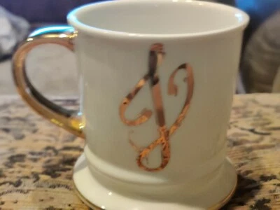  Home Essentials Mug “J.” engraved White Gold Porcelain/shaving cup. - Imagem 1 de 4