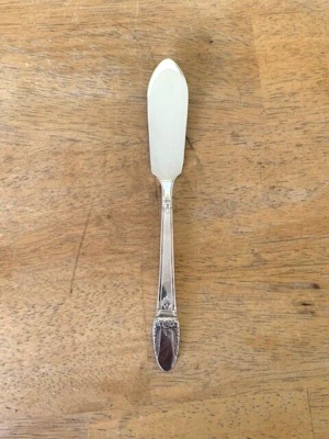 (1) CUCHILLO MANTEQUILLA 6-3/4 De colección 1847 ROGERS INTL Plateado PRIMER AMOR Excelente Foto 1 de 4