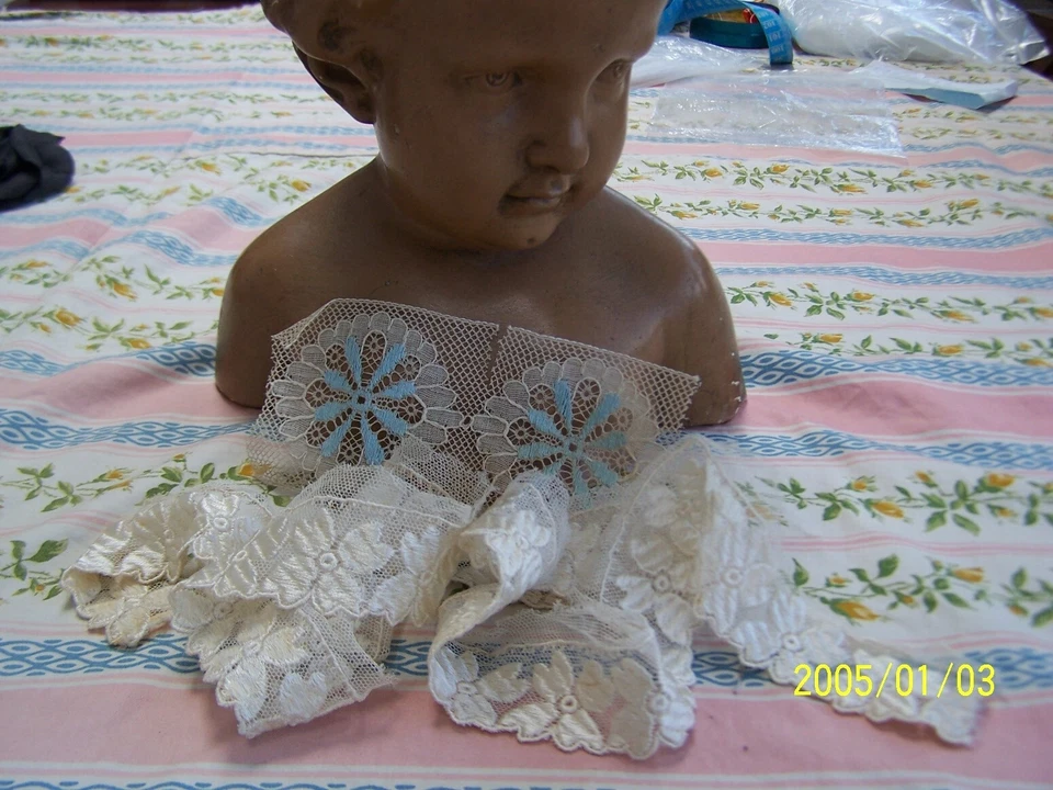 Ancien tulle brodé au fil de soie+2 applications. Superbe lot ! Réf : n°196 - Photo 1/4