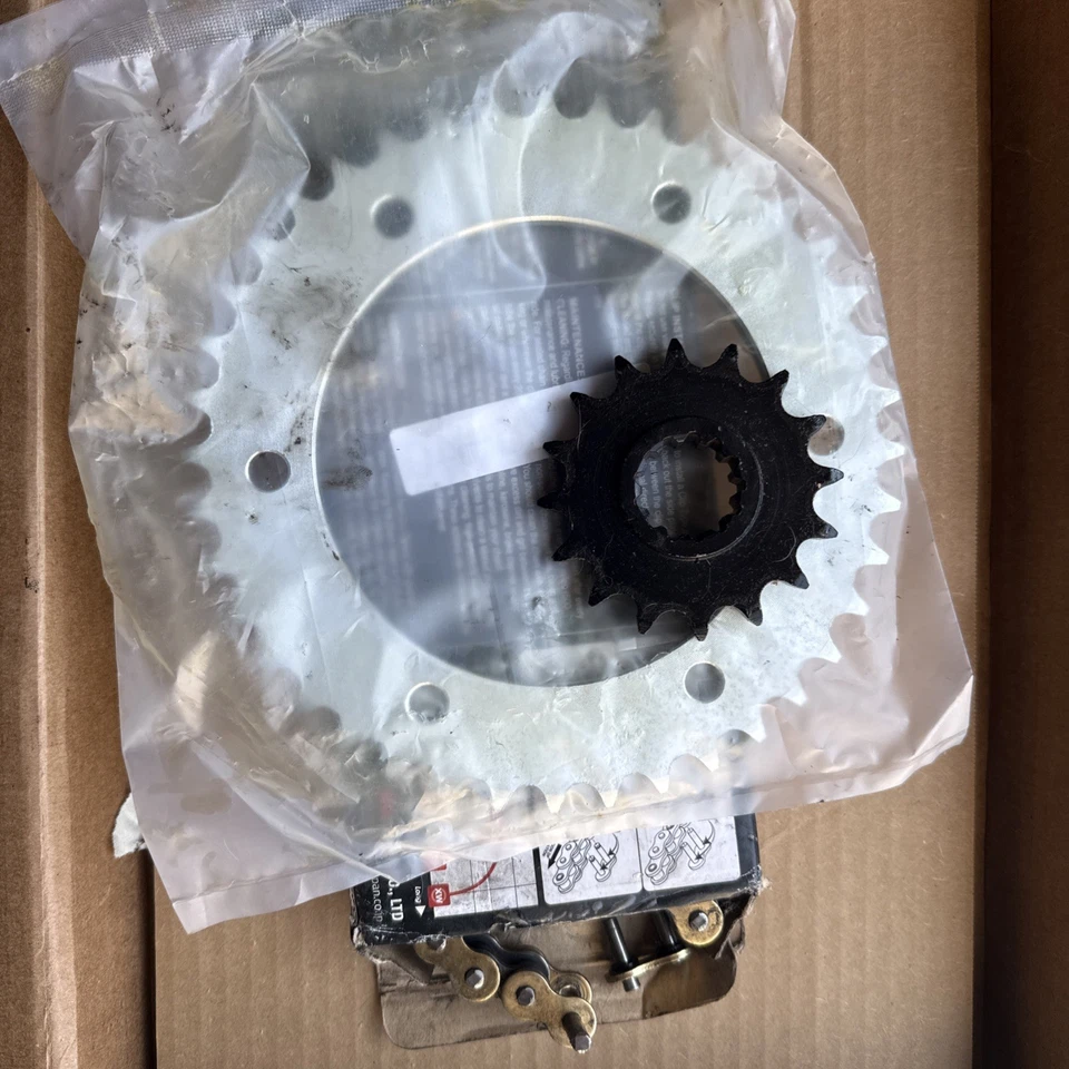 Gold Chain and Sprockets Kit for Honda RVT1000R Rc51 2000-06 - Image 1 of 1