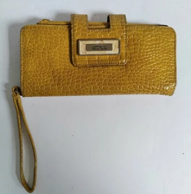 Cartera Kenneth Cole Reaction amarilla mostaza imitación cuero cocodrilo Foto 1 de 4