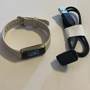 Fitbit Luxe - Fitness Tracker d'activité FB422 avec moniteur de fréquence cardiaque Soft Gold - Photo 1 sur 6