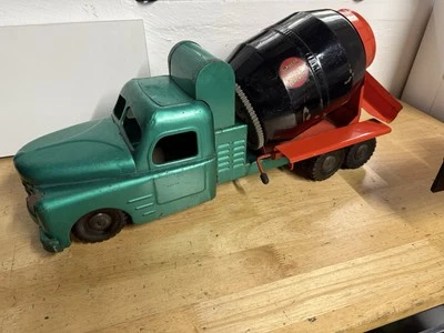 Camión mezclador de concreto vintage grande de acero prensado Structo Ready Mix de los años 50 Foto 1 de 4