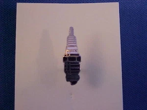 old school SPARK PLUG Script jacket/hat pin collectible - Bild 1 von 1