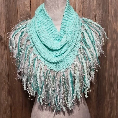 NUEVO Tejido a Mano Verde Menta Infinito Boho Capucha Bufanda Flecos Tejido Hecho a Mano Foto 1 de 4