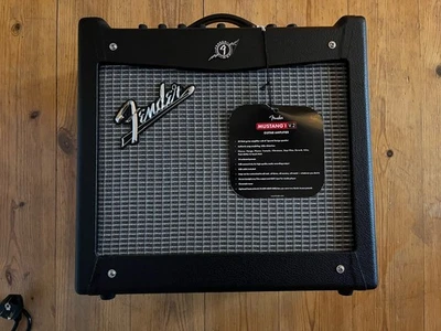 Fender Mustang 1 V2 Gitarrenverstärker Übungsamp 20 Watt Top Zustand - Bild 1 von 4