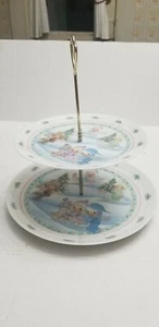Bandeja para servir Precious Moments Christmas Winter Wonderland 2 niveles - Imagen 1 de 11