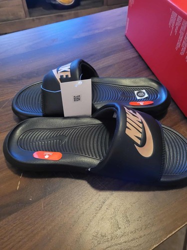 NUOVI sandali Nike Victori One donna slides taglia 7 nero bronzo CN9677 001