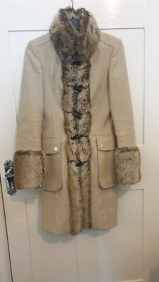 Abrigo Karen Millen talla 8 piel sintética y algodón suave cuello alto abrigo beige precio de venta sugerido por el fabricante £249 Foto 1 de 4