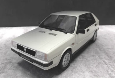 Coche de resina 1/18 modelo Lancia Delta 1600 HF Turbo IE R86 blanco  Foto 1 de 4
