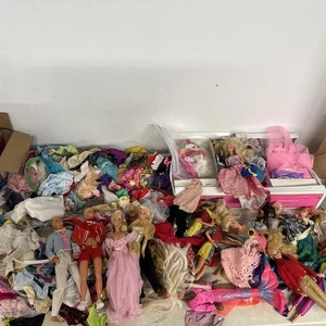 Vintage Barbie Puppe Konvolut riesig mit Kleidung - Bild 1 von 9