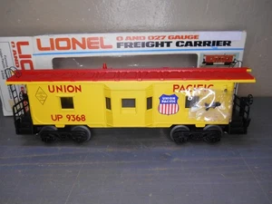 Lionel 6-9368 calibro O Union Pacific Bay finestra illuminata caboose come nuovo mai usato - Foto 1 di 19