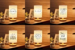 Lampada LED Tessuto Cristiana Versetto Bibbia Luce Calda Alimentata USB con Supporto Legno - Foto 1 di 63