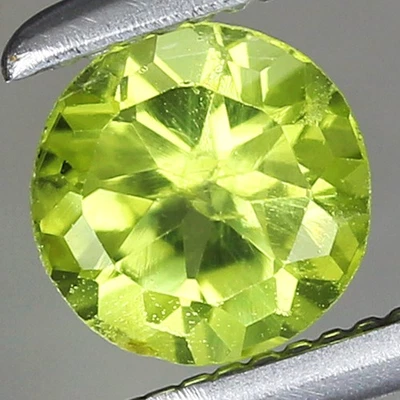 0.42ct t.w 4.7x4.7mm Round Natural Green Peridot Gemstone, Myanmar - Image 1 of 4