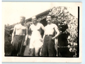 Foto De Colección Años 40, Segunda Guerra Mundial Marina de los Estados Unidos 3 Marineros Sin Camisa Cuartel Exterior, 3.5 x 2.5 - Imagen 1 de 2