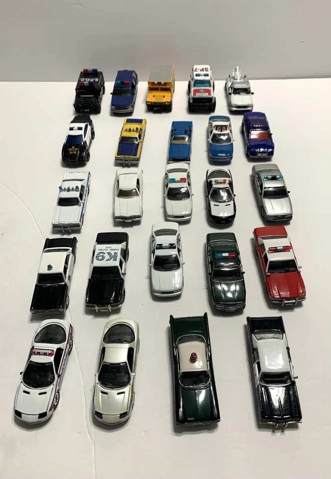 Lote de 24 vehículos policiales y policiales 1:64 diecast y plástico Foto 1 de 4